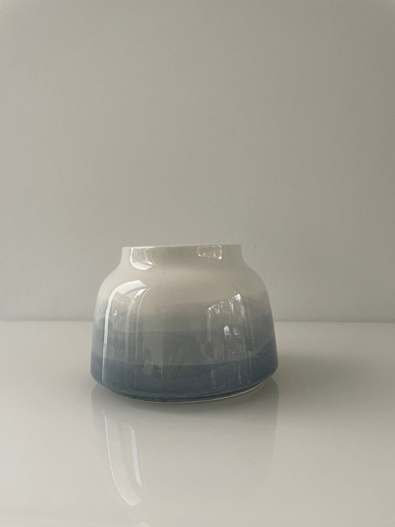 Image 1 of Vase en faïence avec décor bleu clair