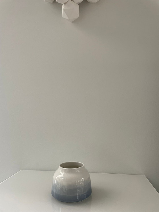 Image 1 of Vase en faïence avec décor bleu clair