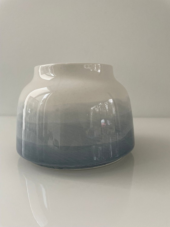 Image 1 of Vase en faïence avec décor bleu clair