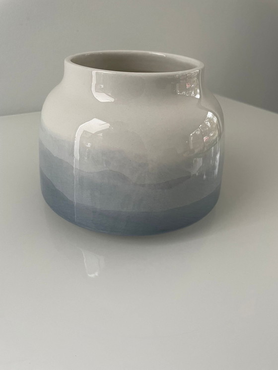 Image 1 of Vase en faïence avec décor bleu clair