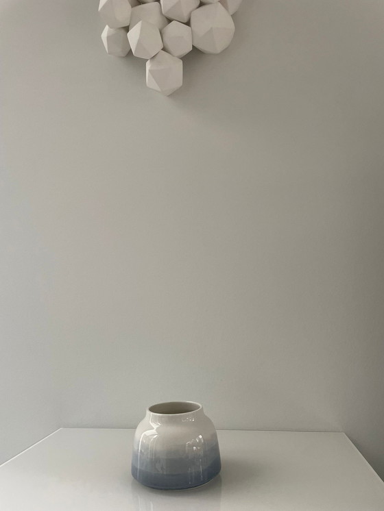 Image 1 of Vase en faïence avec décor bleu clair