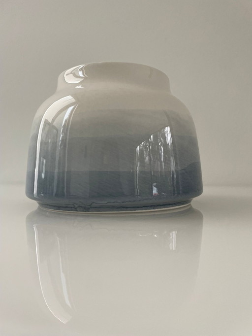 Vase en faïence avec décor bleu clair