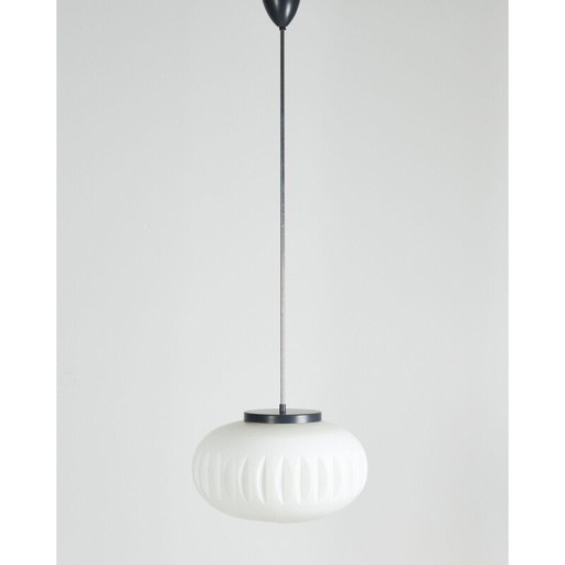 Lampe suspendue vintage avec abat-jour en verre opale par Napako, Tchécoslovaquie 1960