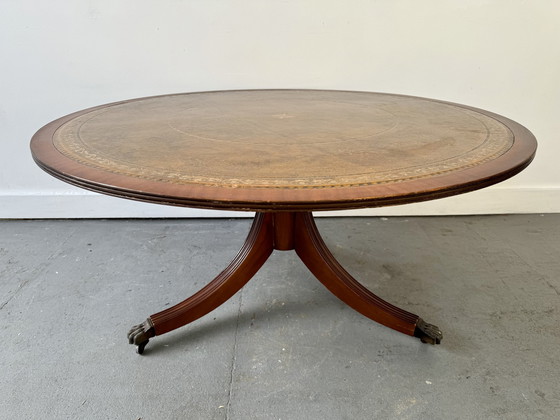 Image 1 of Table basse ronde de style Regency avec plateau en cuir