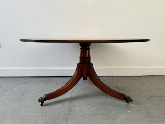 Image 1 of Table basse ronde de style Regency avec plateau en cuir