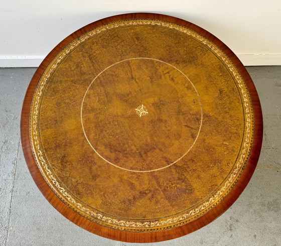 Image 1 of Table basse ronde de style Regency avec plateau en cuir