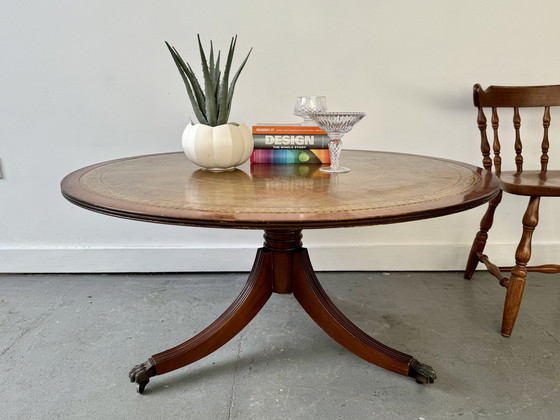 Image 1 of Table basse ronde de style Regency avec plateau en cuir