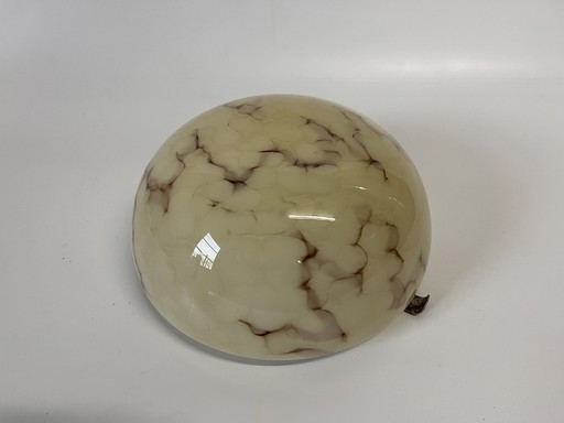 Plafonnier vintage demi-globe en verre marbré Mid Century