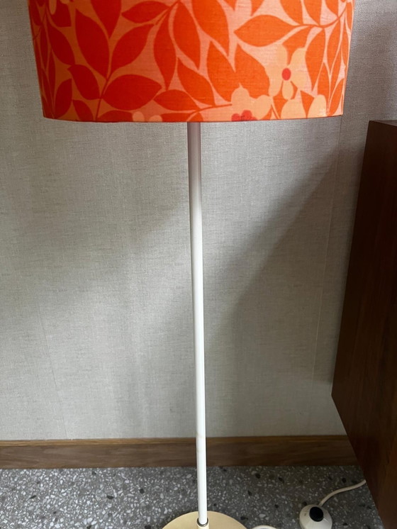 Image 1 of Lampadaire Seventies Base Tulipe Avec Abat-jour Orange Avec Fleurs