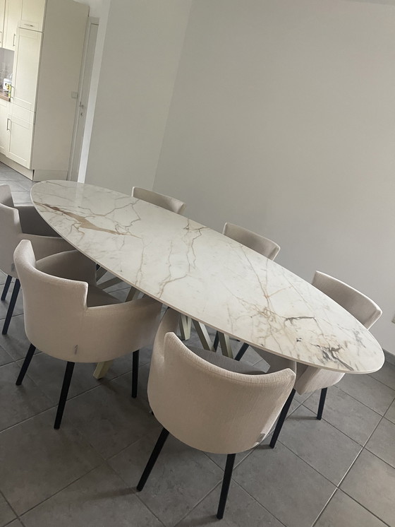 Image 1 of Table en céramique avec aspect marbre doré