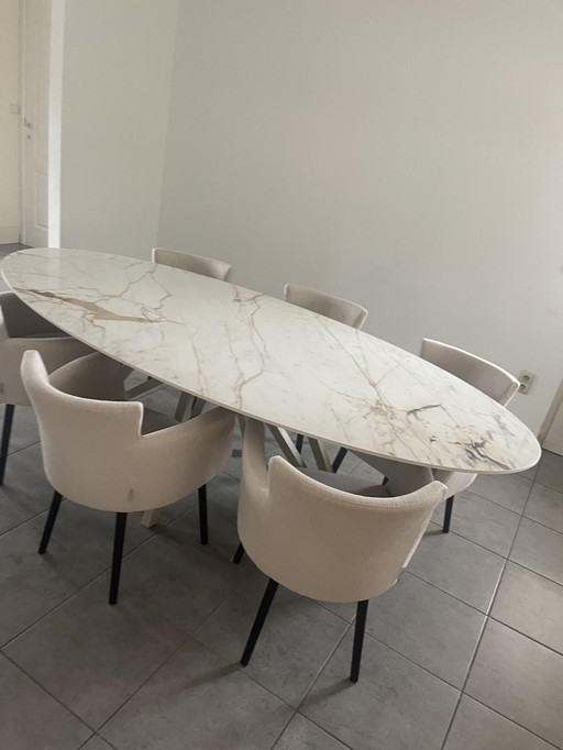 Table en céramique avec aspect marbre doré