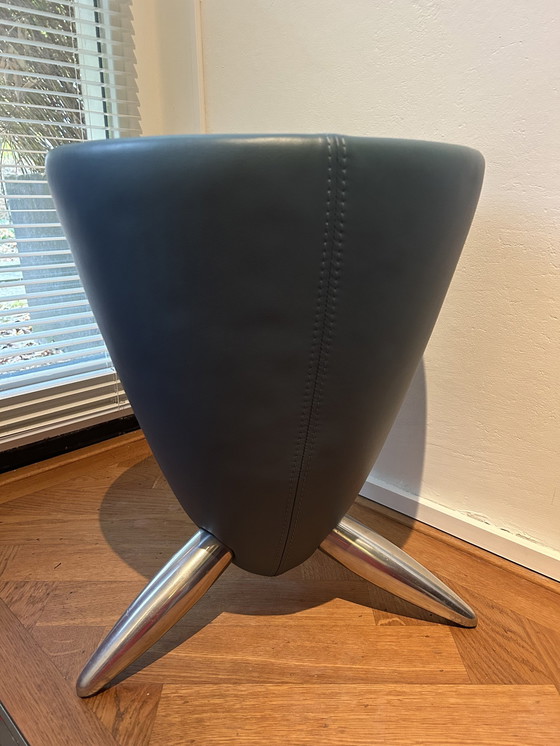 Image 1 of Leolux Tam Tam Tabouret en cuir bleu marine avec pieds en aluminium