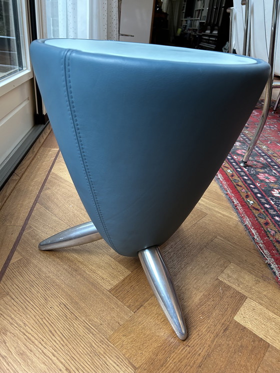 Image 1 of Leolux Tam Tam Tabouret en cuir bleu marine avec pieds en aluminium