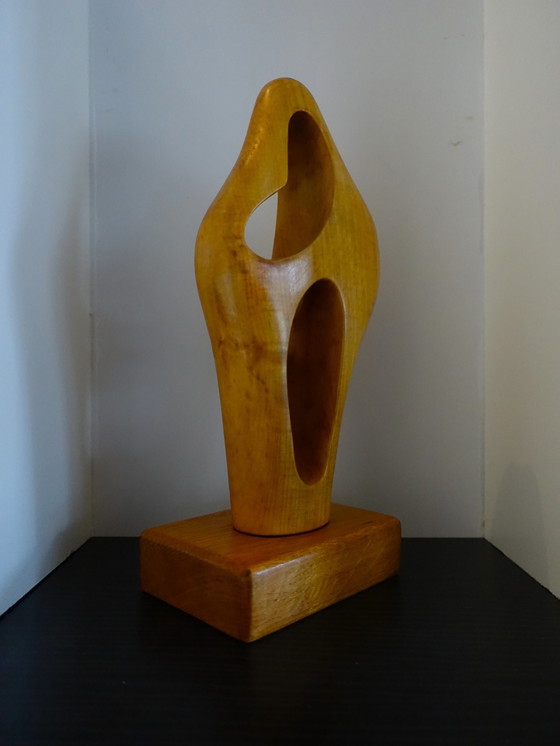 Image 1 of Statue abstraite en bois.