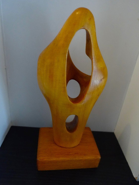 Image 1 of Statue abstraite en bois.