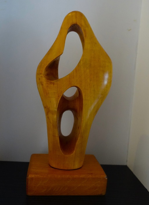 Statue abstraite en bois.