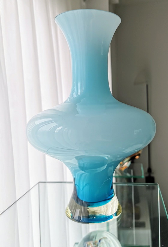 Image 1 of Empoli Glass 60s, vase opalin bleu clair et blanc