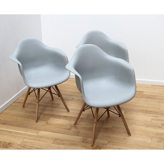 Image 1 of Ensemble de 3 chaises vintage en plastique, bois et métal teinté noir