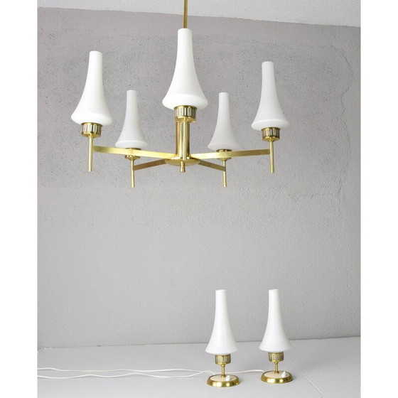 Image 1 of Paire de lampes de table et lustre scandinaves du milieu du siècle en laiton et opaline, années 50