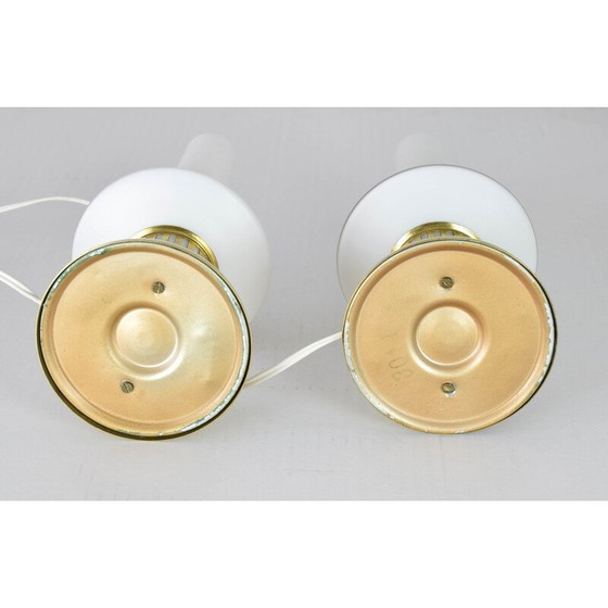 Image 1 of Paire de lampes de table et lustre scandinaves du milieu du siècle en laiton et opaline, années 50