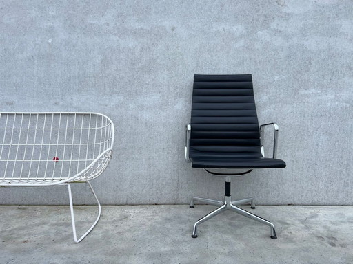 Vitra Eames Ea108 Chaise en cuir