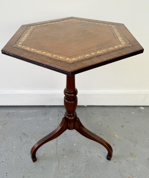 Table d'appoint hexagonale à trois pieds de style Regency