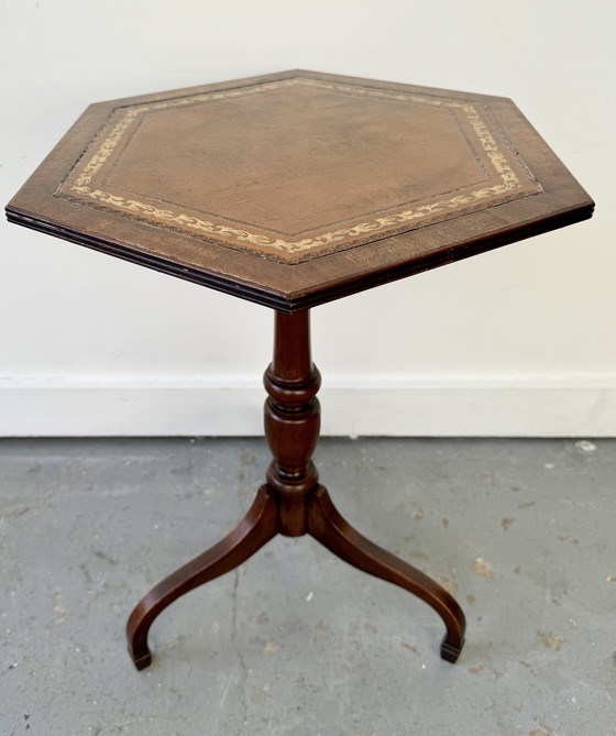 Image 1 of Table d'appoint hexagonale à trois pieds de style Regency