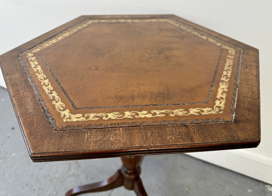 Image 1 of Table d'appoint hexagonale à trois pieds de style Regency