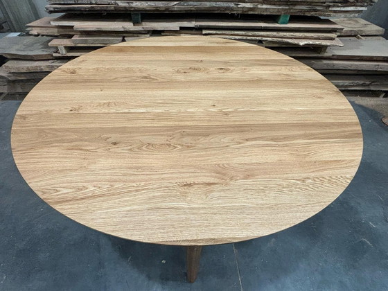 Image 1 of Table ronde en chêne massif