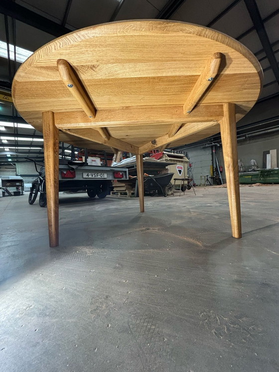 Image 1 of Table ronde en chêne massif