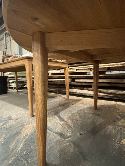 Table ronde en chêne massif