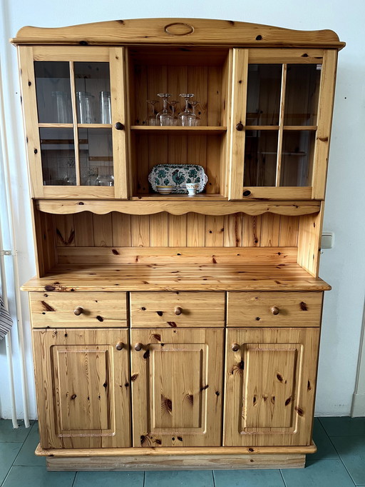 Buffet en pin avec portes supérieures en verre