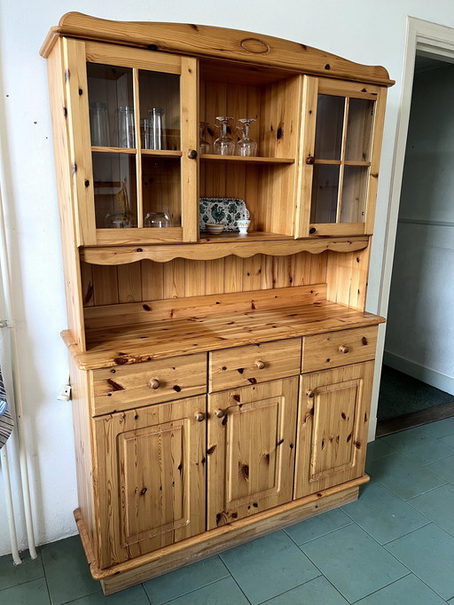 Buffet en pin avec portes supérieures en verre