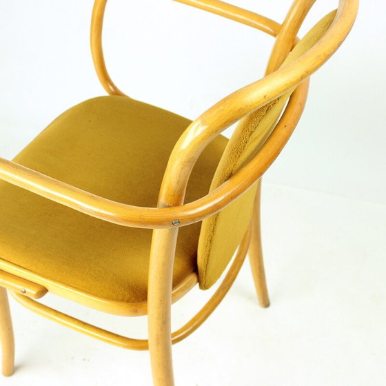 Image 1 of Fauteuil vintage en bois courbé et tissu velours doré pour Ton, Tchécoslovaquie 1930