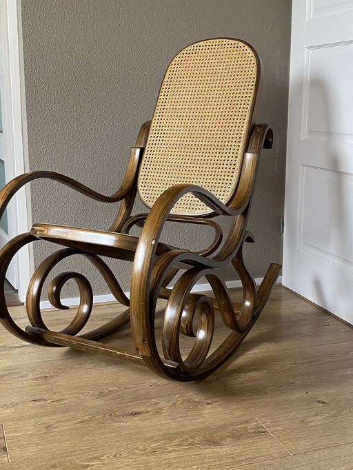 Fauteuil à bascule vintage en bois avec sangles