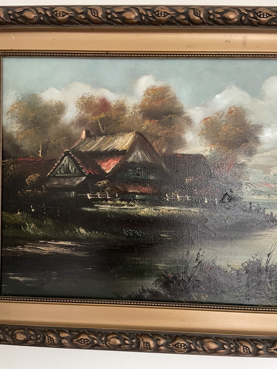Image 1 of Peinture d'une ferme au bord de l'eau avec des couleurs chaudes et un beau cadre original