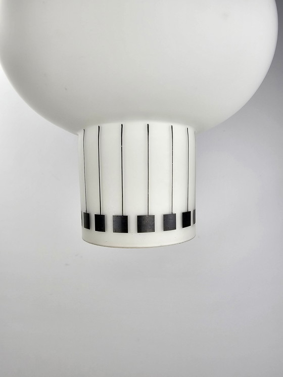 Image 1 of Lampe pendante en verre au lait avec lignes et formes noires