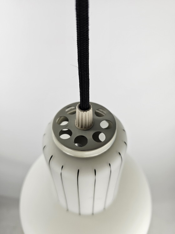 Image 1 of Lampe pendante en verre au lait avec lignes et formes noires