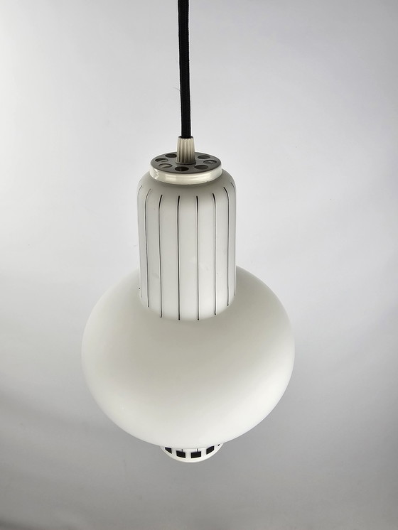 Image 1 of Lampe pendante en verre au lait avec lignes et formes noires