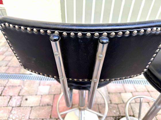 Image 1 of 2 Tabouret de bar noir rétro avec dossier, Original des années 60 avec siège pivotant anti-recul / American Diner Style