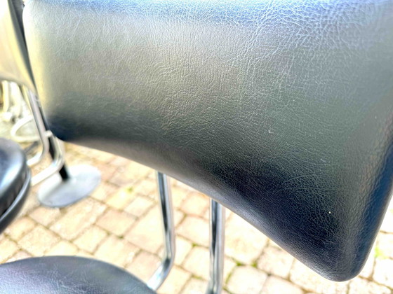 Image 1 of 2 Tabouret de bar noir rétro avec dossier, Original des années 60 avec siège pivotant anti-recul / American Diner Style