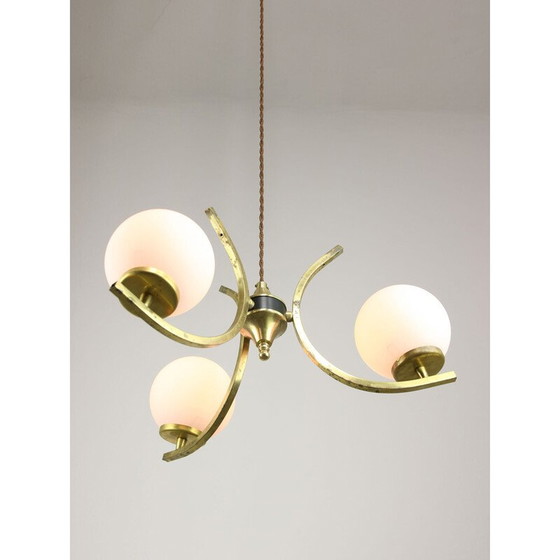 Image 1 of Lustre vintage en laiton et verre opalin, Italie