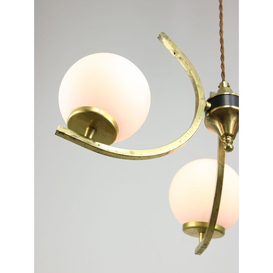 Image 1 of Lustre vintage en laiton et verre opalin, Italie