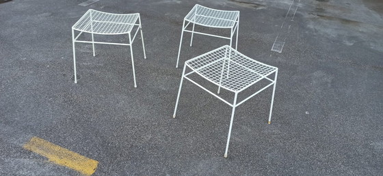 Image 1 of Ensemble de 3 tabourets en fil de fer vintage