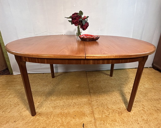 Mid Century Retro Vintage Table de salle à manger ovale en teck par Mcintosh (1960S)