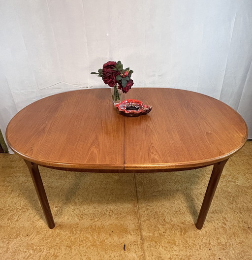 Mid Century Retro Vintage Table de salle à manger ovale en teck par Mcintosh (1960S)
