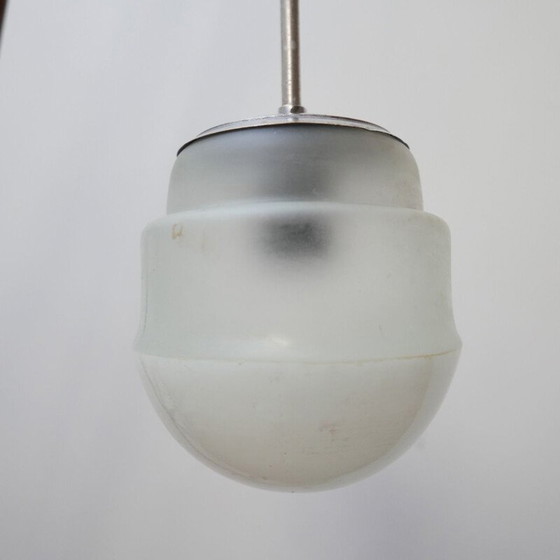 Image 1 of Suspension vintage bicolore en verre opalin et blanc, Allemagne 1950