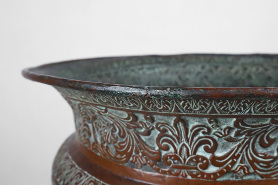 Image 1 of Ancien pot à caches en cuivre gravé rond de style ottoman, vers 1850 1850