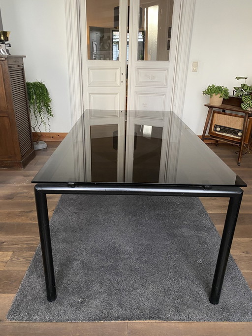 Table de salle à manger design avec pieds en acier noir et verre