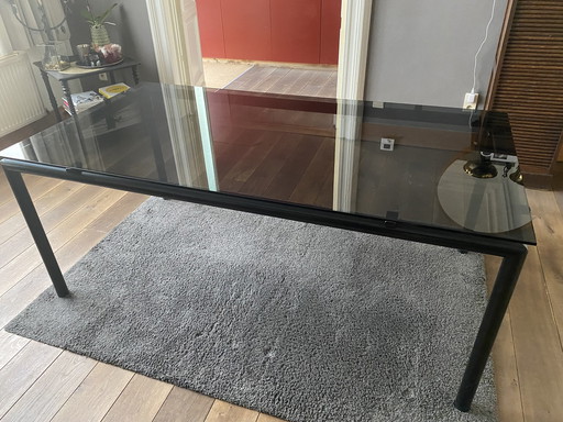 Table de salle à manger design avec pieds en acier noir et verre